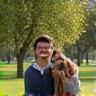 Clients Sophie et Marc dans un parc avec leur chien Hugo